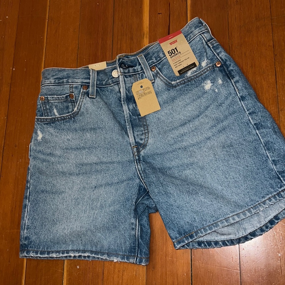 501 LEVIS SHORTS NEVER WORN W TAGS